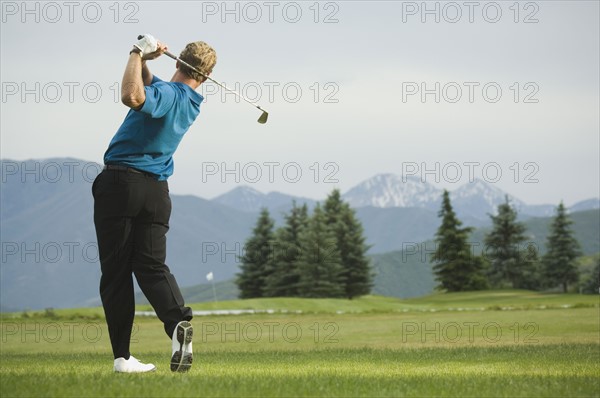 Man swinging golf club. Date : 2007