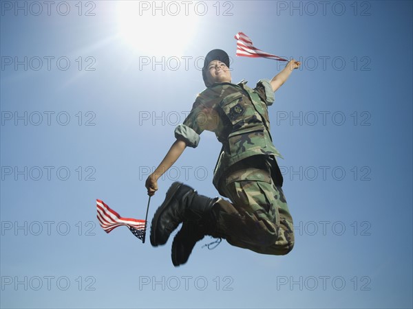 Female army soldier jumping. Date : 2007