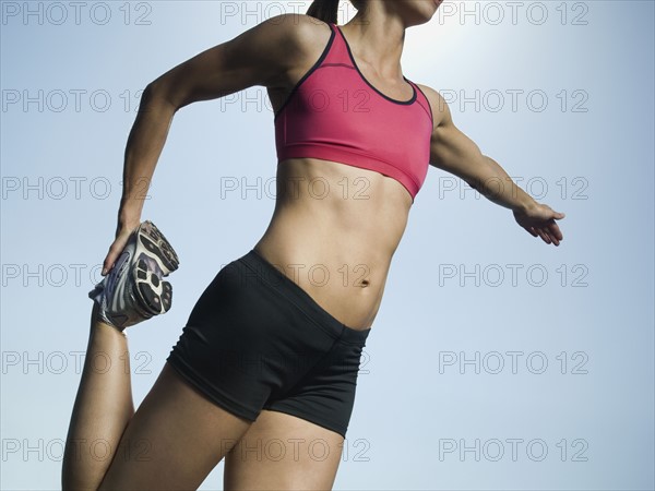 Woman in athletic gear stretching. Date : 2007