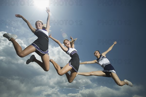 Three cheerleaders jumping. Date : 2007