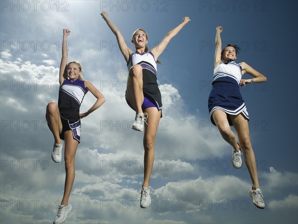 Three cheerleaders jumping. Date : 2007