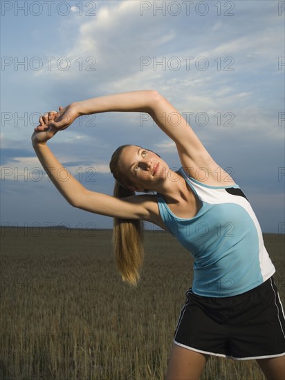 Woman in athletic gear stretching. Date : 2007