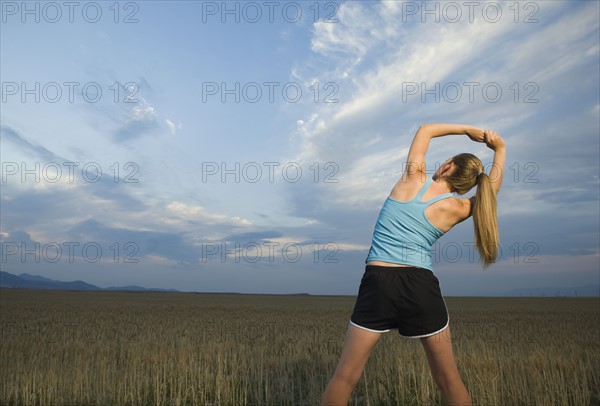 Woman in athletic gear stretching. Date : 2007