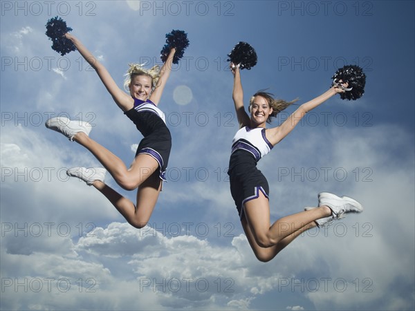 Cheerleaders with pom poms jumping. Date : 2007