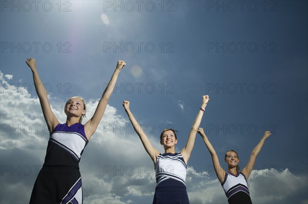 Cheerleaders with arms raised. Date : 2007