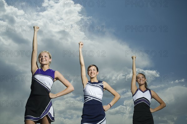Cheerleaders with arms raised. Date : 2007