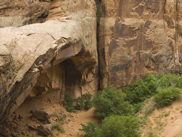 Person canyon rappelling. Date : 2007