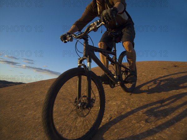 Man riding mountain bike. Date : 2007