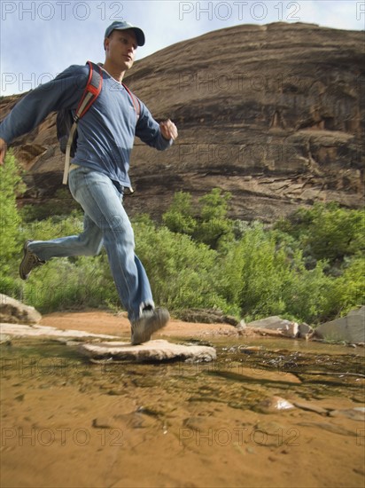 Man hiking in desert. Date : 2007