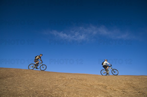 People riding mountain bikes. Date : 2007