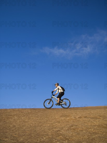 Person riding mountain bikes. Date : 2007