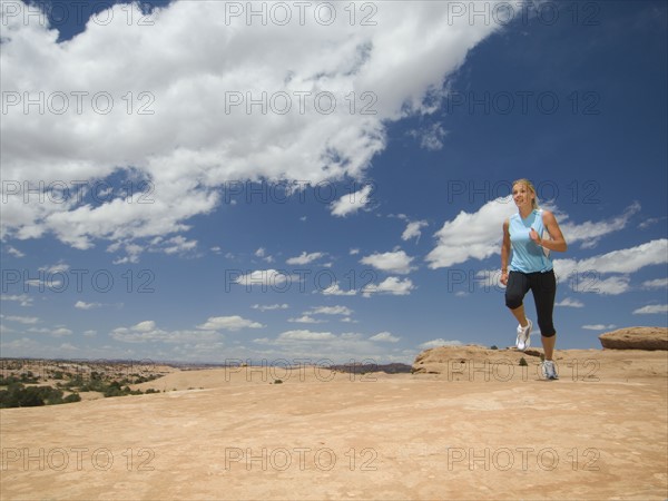 Woman jogging in desert. Date : 2007