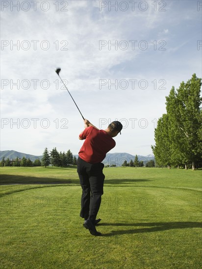 Man swinging golf club. Date : 2007