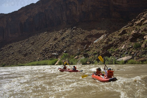 People paddling in rafts. Date : 2007