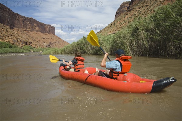 People paddling in raft. Date : 2007