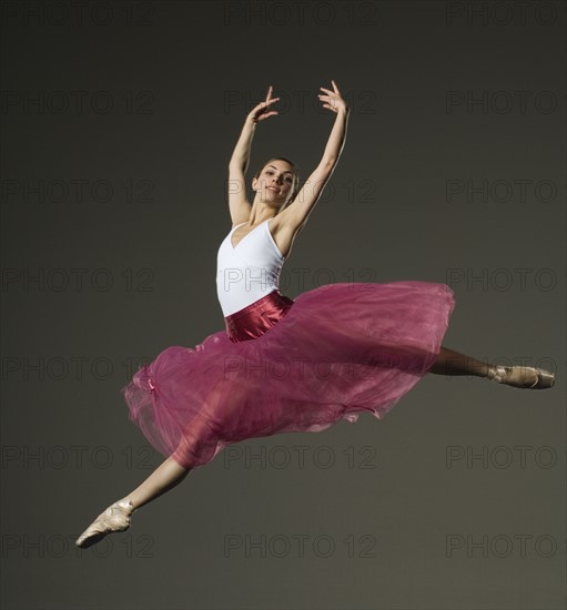 Female ballet dancer jumping. Date : 2007