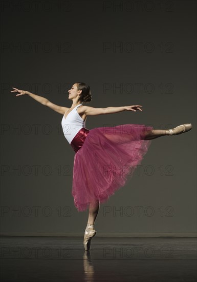 Female ballet dancer posing. Date : 2007