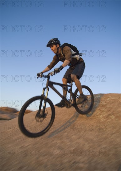 Man riding mountain bike. Date : 2007