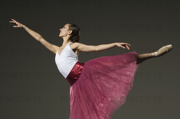 Female ballet dancer posing. Date : 2007