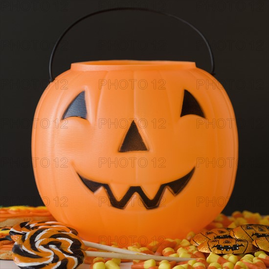 Jack-o-lantern pail and Halloween candy. Date : 2008