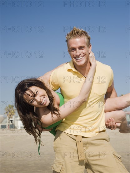 Man holding girlfriend behind back. Date : 2008