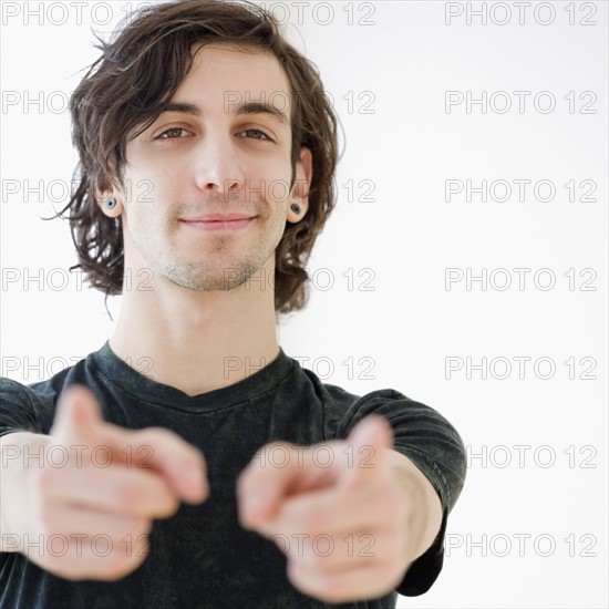 Portrait of man pointing fingers. Date : 2008