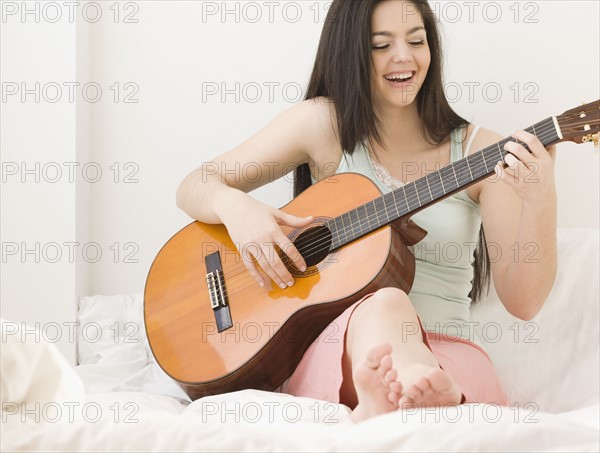 Woman playing guitar. Date : 2008