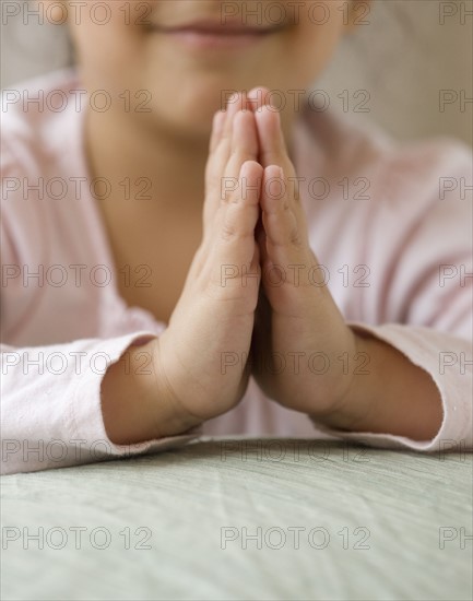 Hispanic girl praying. Date : 2008
