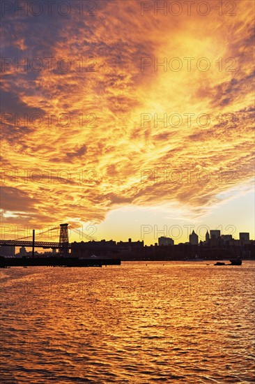 Williamsburg Bridge and sunset, New York City. Date : 2008