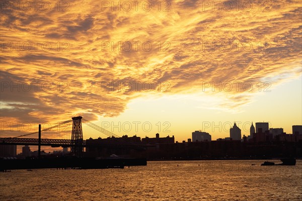 Williamsburg Bridge and sunset, New York City. Date : 2008