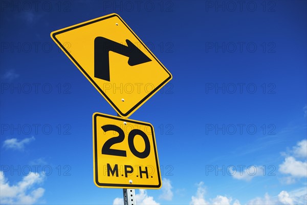 arrown road sign, 20 mph. Date : 2008