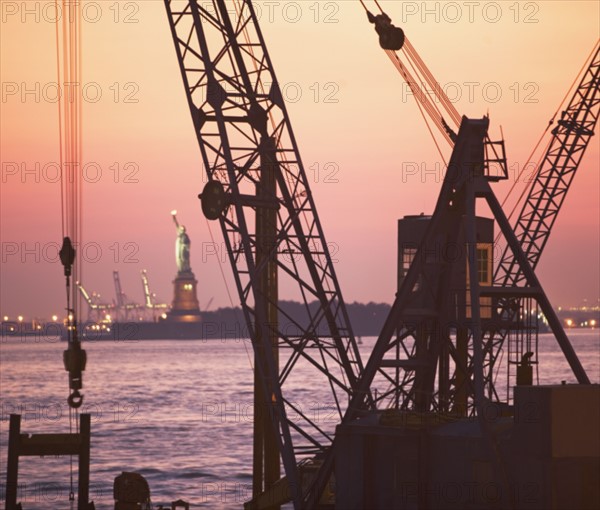Crane with Statue of Liberty in background, New York, United States. Date : 2008
