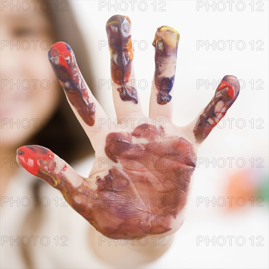 Child’s hand covered in paint. Date : 2008