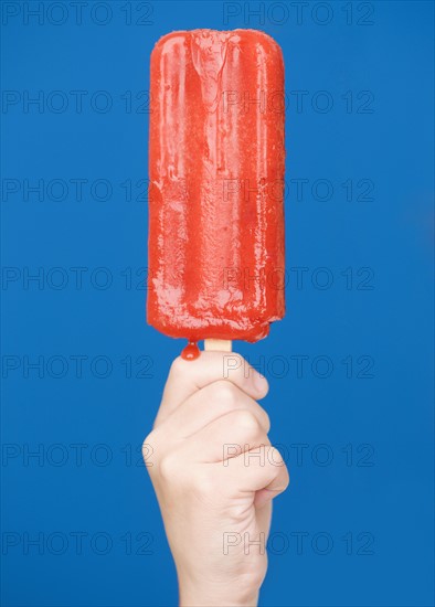 Child holding ice pop. Date : 2008