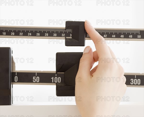 Close up of woman’s hand on scale. Date : 2008