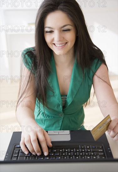 Woman shopping online. Date : 2008