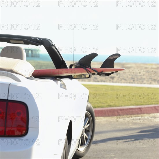Surfboard in convertible car. Date : 2008