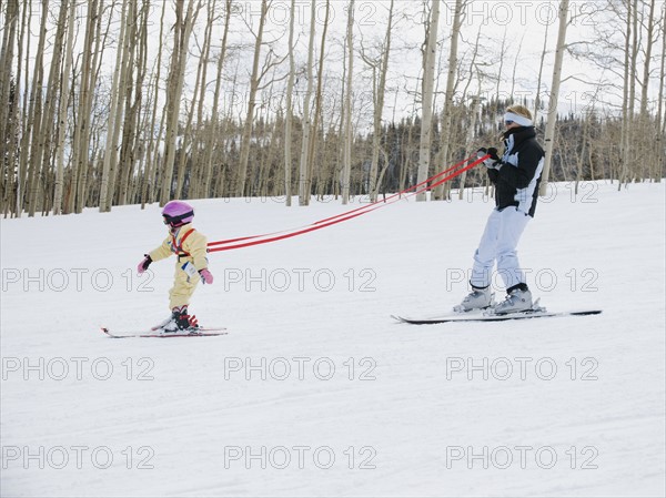 Parent and child skiing. Date : 2008