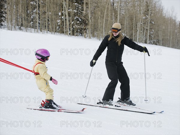 Mother and child skiing. Date : 2008