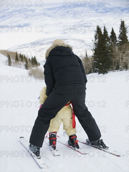 Mother and child skiing. Date : 2008