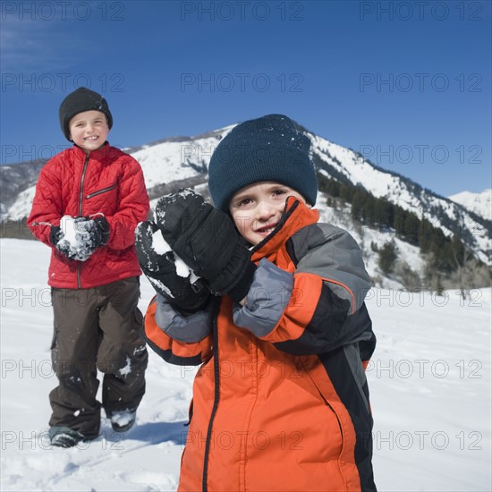 Brothers making snowballs. Date : 2008