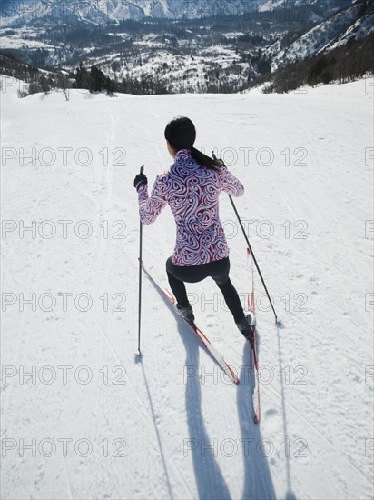 Woman cross country skiing. Date : 2008