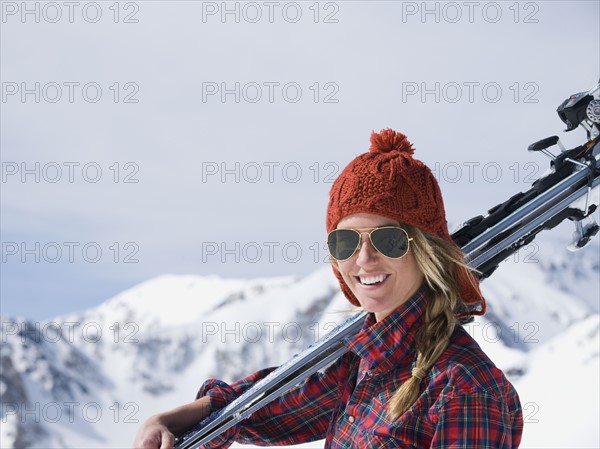 Woman holding skis on shoulder. Date : 2008