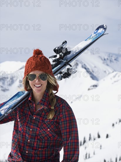 Woman holding skis on shoulder. Date : 2008