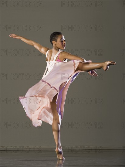 African female ballet dancer dancing. Date : 2008