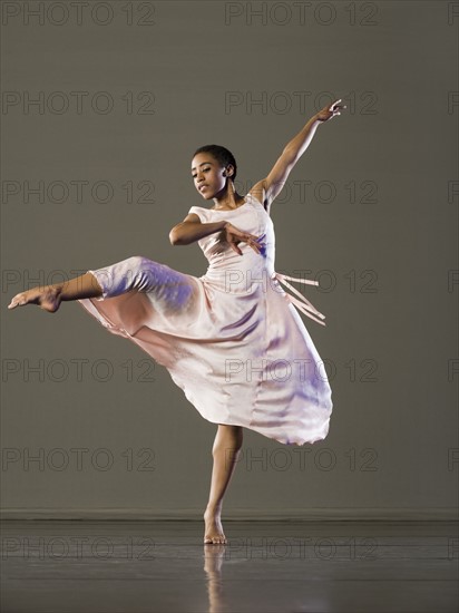 African female ballet dancer dancing. Date : 2008