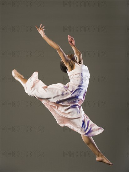 African female ballet dancer jumping. Date : 2008