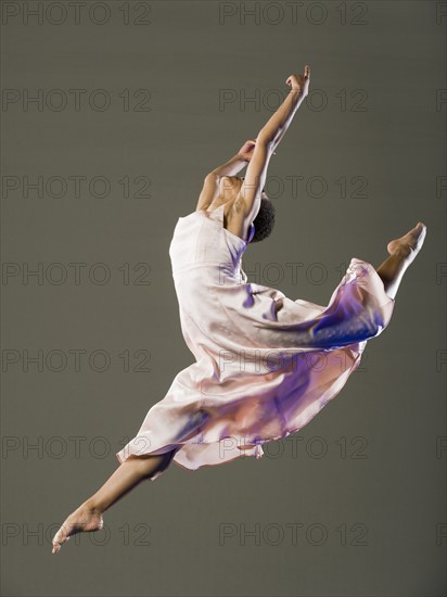 African female ballet dancer jumping. Date : 2008