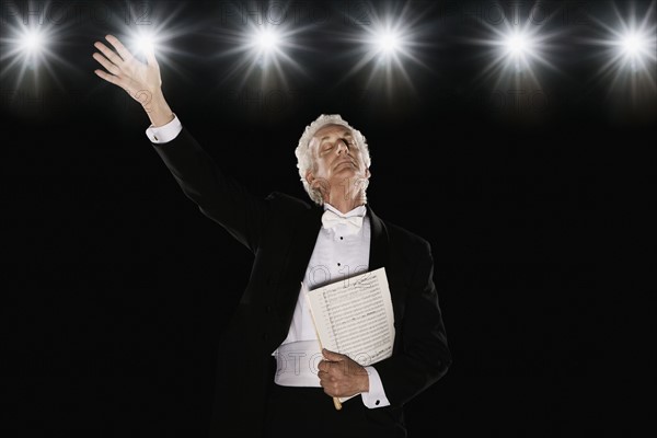 Man in tuxedo holding sheet music. Date : 2008