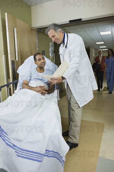 African man in hospital gurney reading paperwork. Date : 2008